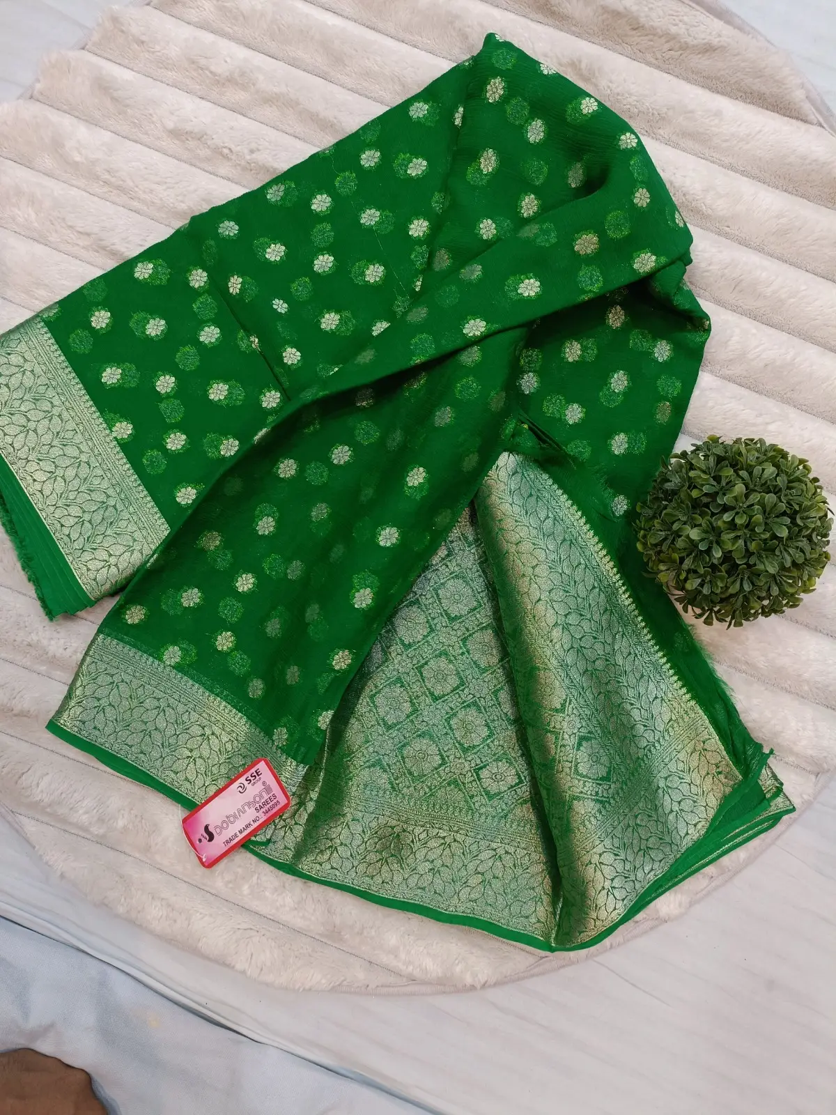 WhatsApp Image 2025-09-27 at 2.56.38 PM (1) CHANCHAL DYED Pure Chiffon Banarasi-Style Weaved Saree with Rich Palla Design Green - Image 3